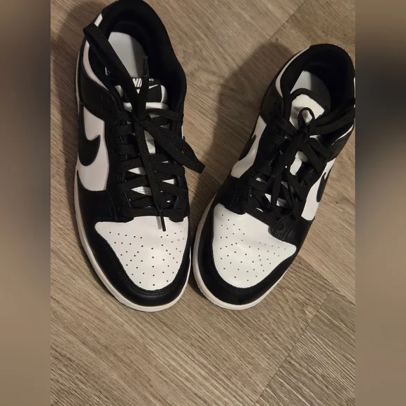 Nike Men’s Black/White Low-Top Sneakers - Picture 3 of 5